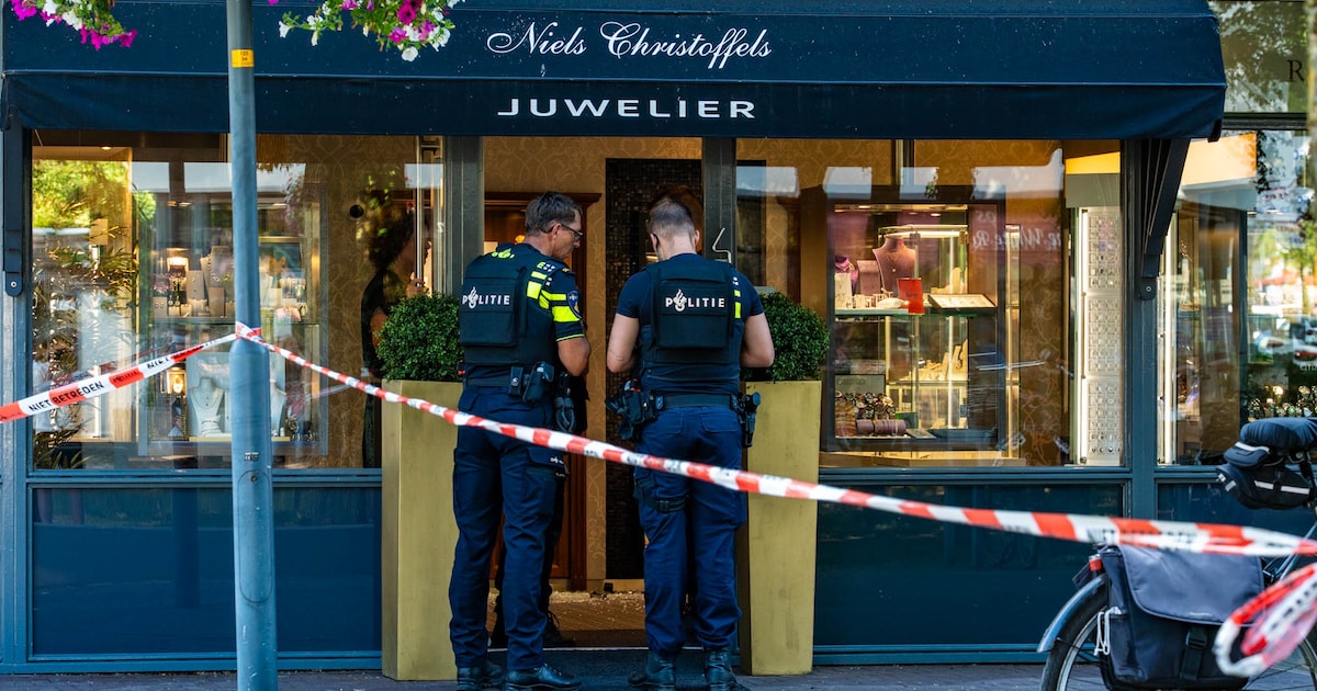 Overval bij juwelier in Zeewolde: zwartgeklede mannen slaan vitrines kapot en vluchten met buit