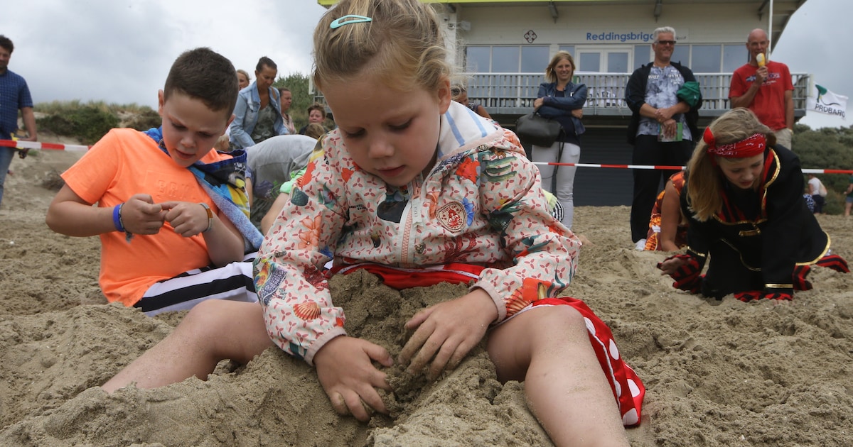 Kinderen graven naar schatten op strand van Rockanje