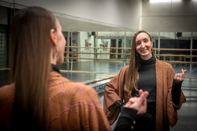 Ballerina Julia verruilde ‘metalen stok in haar lijf’ voor ritmes van K-pop: ‘Ik wil plezier hebben’