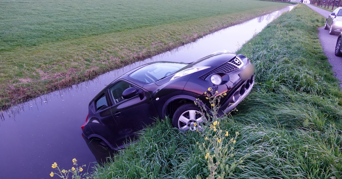 Auto belandt in sloot bij Spanbroek, bestuurder aangehouden