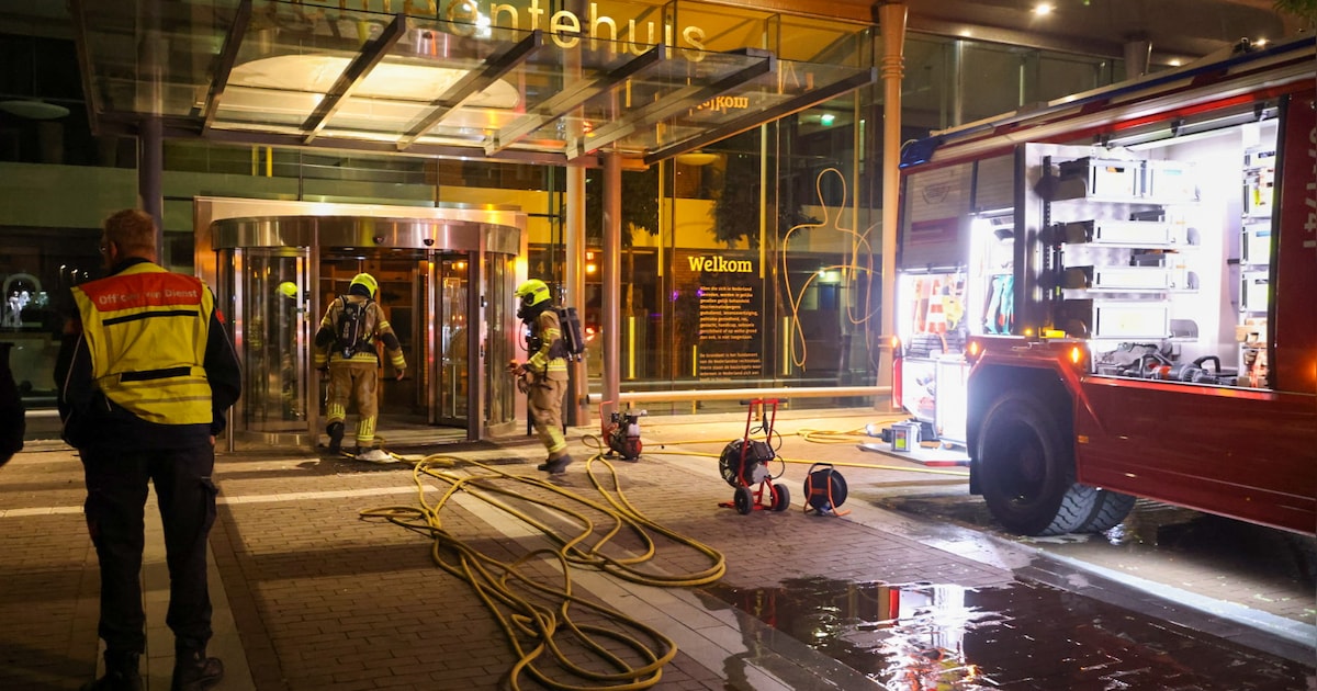Smeulende compressor veroorzaakt rook in gemeentehuis Barneveld