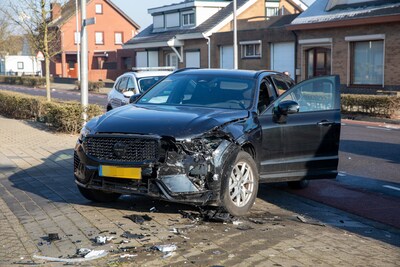 Ravage na botsing in Sint Willebrord: brokstukken op de weg, auto mist op haar na een huis