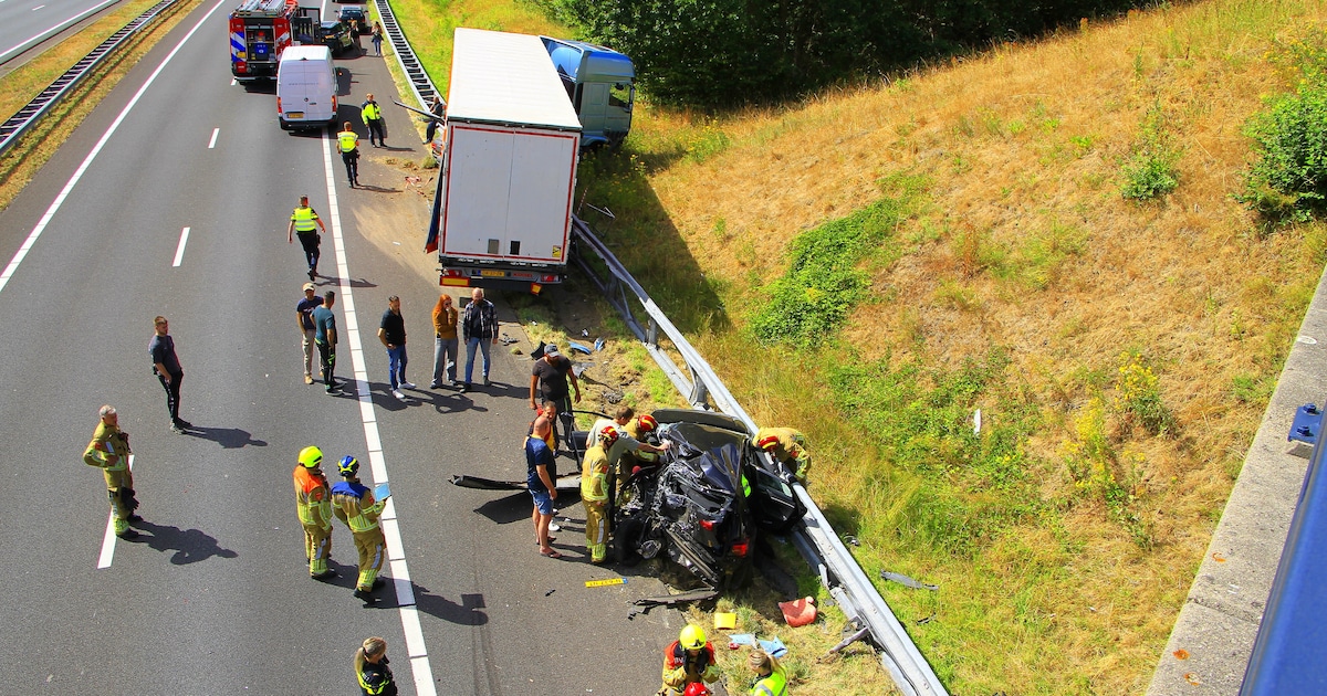 A2 tussen Weert en Maarheeze volledig dicht na ernstig ongeluk met vrachtwagen