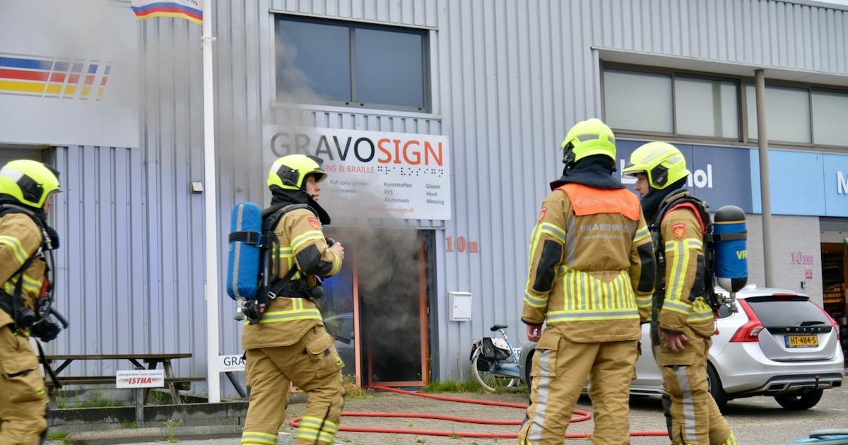 Brand op Industrieweg in Den Helder, brandweer ontruimt omliggende bedrijven uit voorzorg
