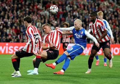 AZ krijgt bal niet langs Robin Roefs en blijft met lege handen achter in Sunderland