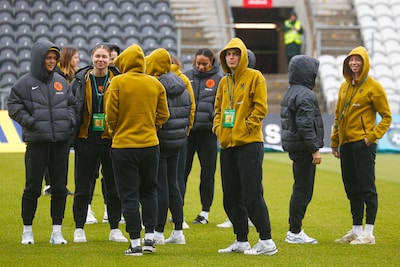 Oranje moet winnen in Ierland op plaatsing voor WK in eigen hand te houden, Janssen keert terug in basis