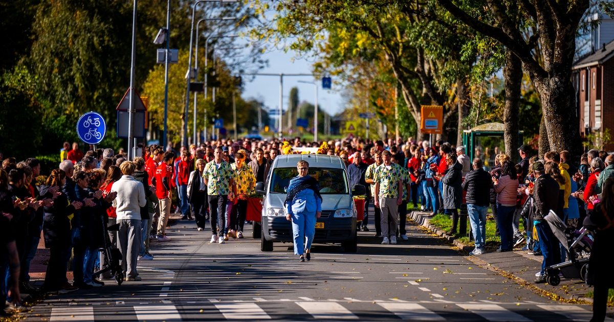 Zevenhoven gaat de straat op en vormt erehaag bij afscheid Jacco Domburg