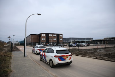 Politie rukt uit naar azc in Den Hoorn, maar hoeft niet in te grijpen