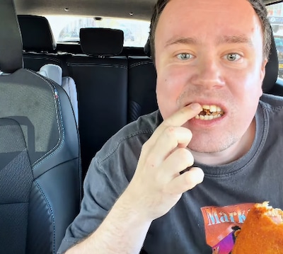 Snackspert hoort iets knakken bij opnemen smaaktest en dat blijkt zijn voortand