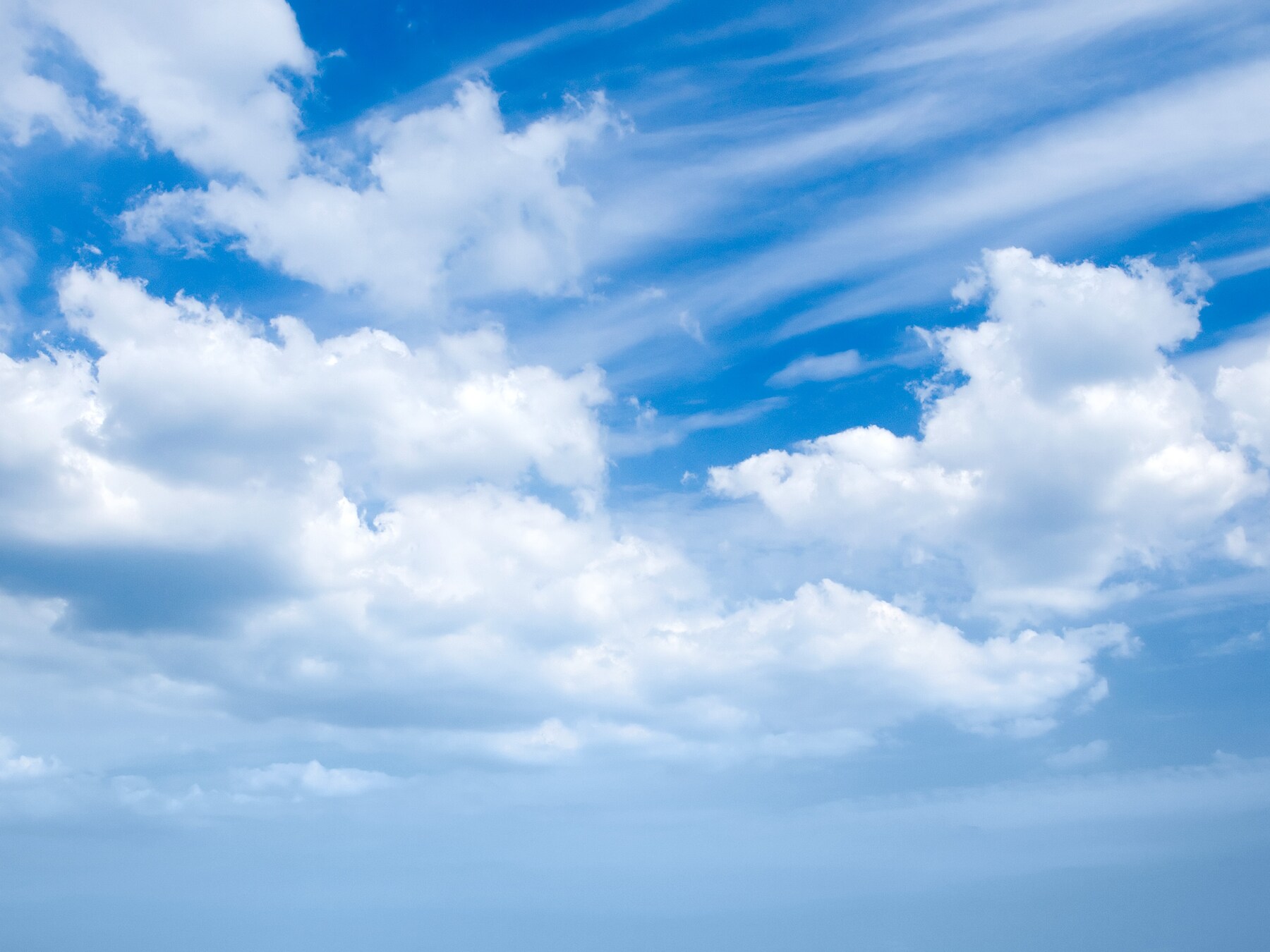 Wolken en opklaringen in Utrecht in de nacht