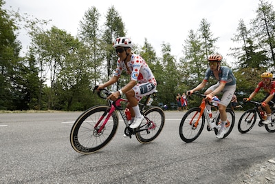 Kopgroep met Arensman dunt uit op weg naar dak van de Tour, Carapaz heeft bolletjestrui bijna binnen