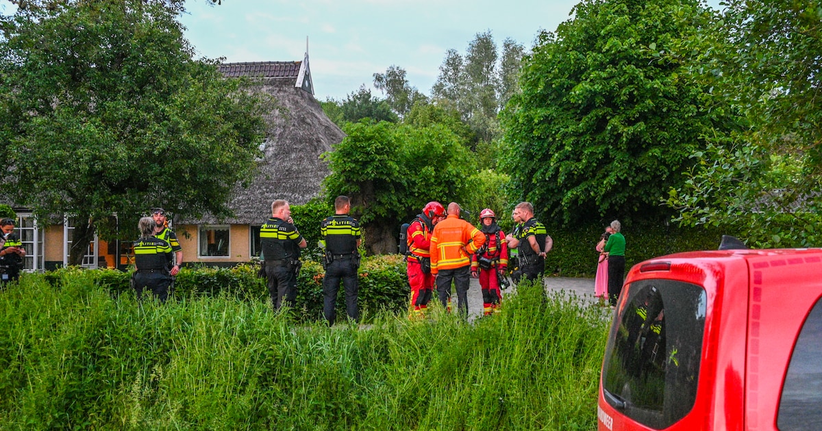 Grote brand in gebouw met rieten kap in Niebert