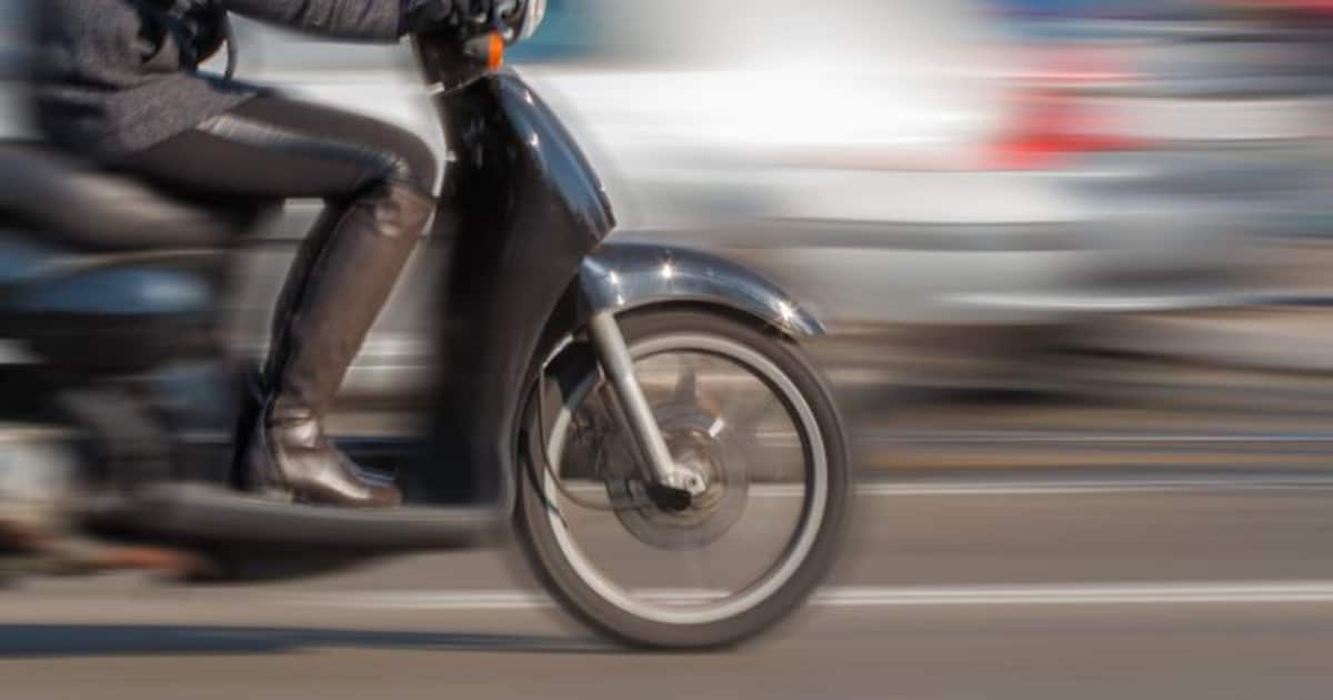 Meisje op scooter weet achtervolgers af te schudden, dankzij smal pad met paaltje in Poortugaal