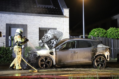 Geparkeerde auto in brand voor woning in Kampen