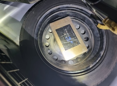 Politie vindt blok cocaïne bij reservewiel in kofferbak, verdachten ‘wisten van niets’