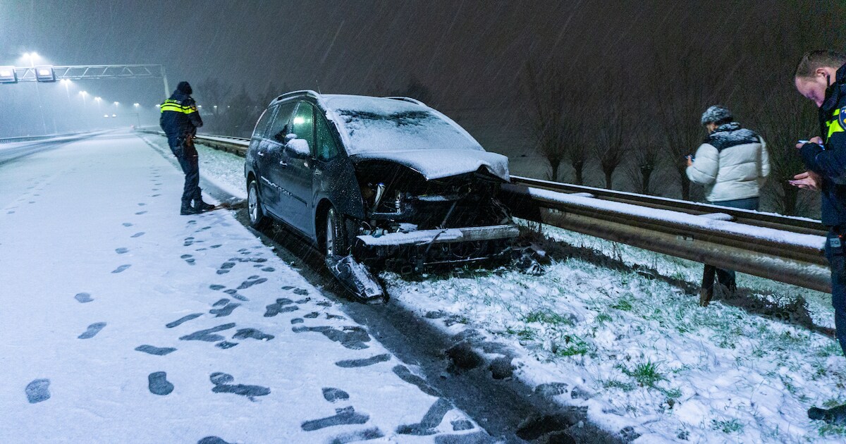 Automobilist verliest controle over stuur op besneeuwde A20 bij Maasland