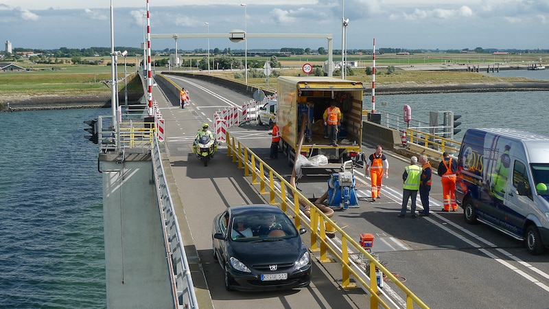 Archive image: repair of cracks in the Zeeland Bridge.