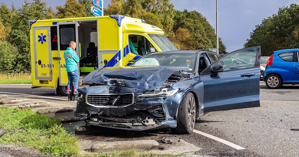 Flinke schade na botsing tussen auto en lijnbus bij A7