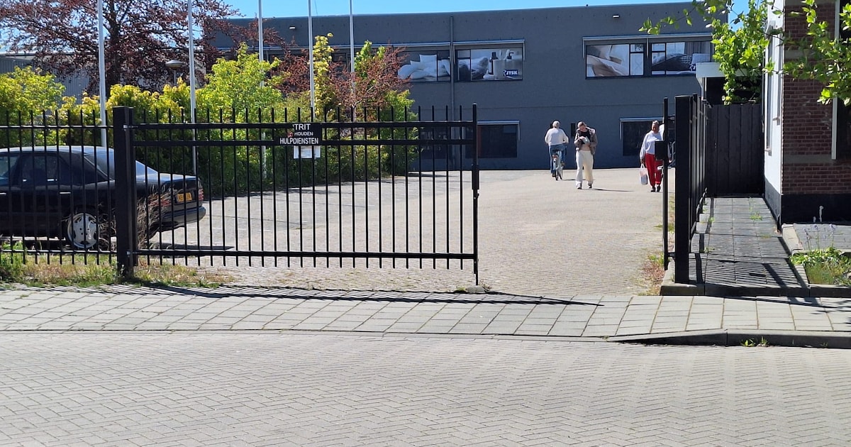 Woonwinkels en buurt snappen niets van sluiting hek: ‘Moeten er eerst gewonden vallen?’