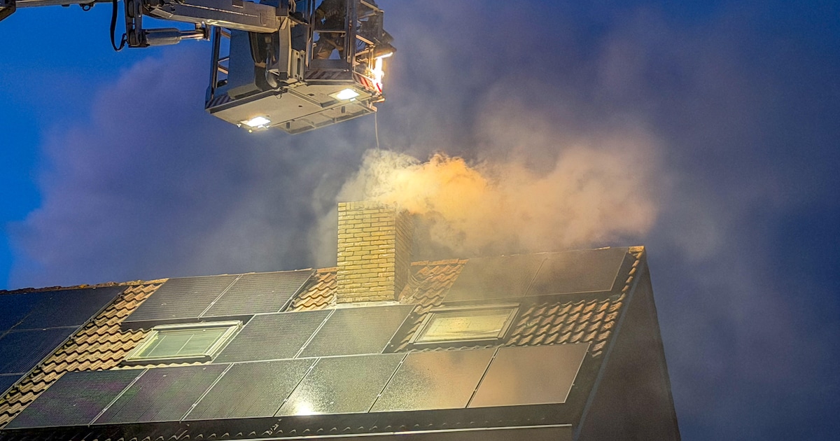 Veel rook bij schoorsteenbrand op Meerkoetweg in Heerenveen