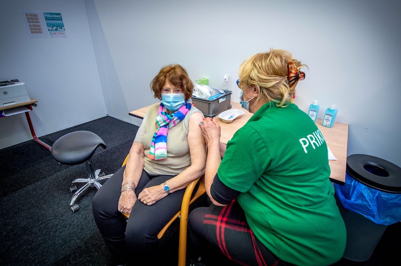 Terwijl de ziekenhuizen in twee dagen 15.000 mensen vaccineren, komt de GGD tot veertig.