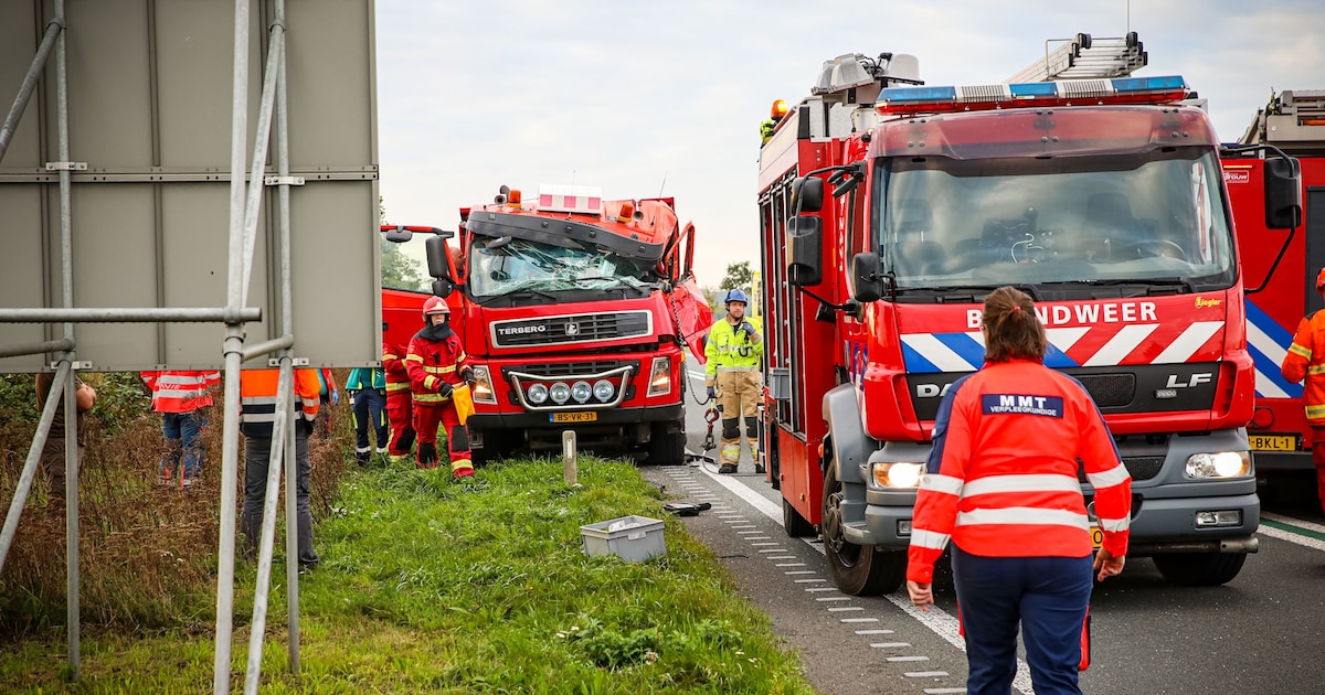 Botsing tussen meerdere voertuigen: N366 tussen Nieuwe Pekela en Alteveer dicht
