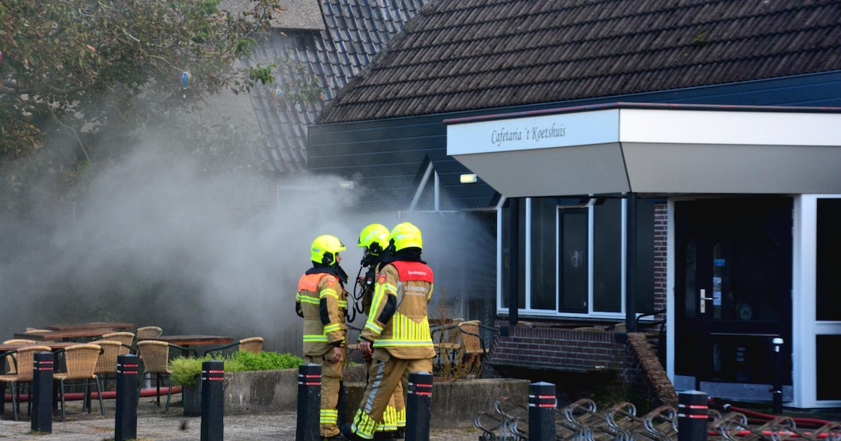 Flinke schade na brand bij cafetaria 't Koetshuis in Oosterblokker, omliggende panden ontruimd