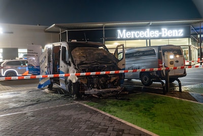 Bestelbus flink beschadigd na brand op Dortmundstraat in Deventer