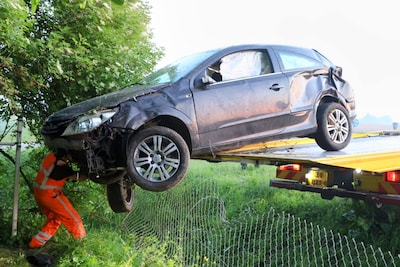 Bestuurder onder invloed raakt midden in de nacht van de weg op N320 en eindigt in voortuin