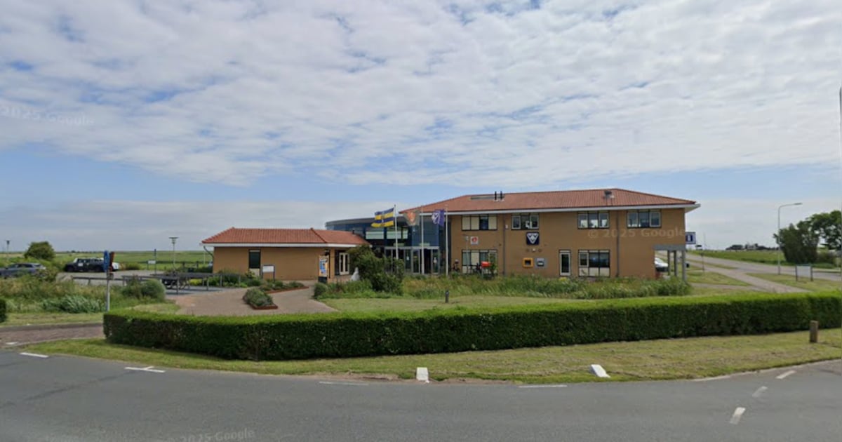 Anne-Meta Kobes leest voor met vertelkast in bibliotheek Ameland
