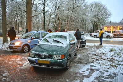 Vier auto’s botsen op elkaar op besneeuwde weg tussen Valkenswaard en Aalst