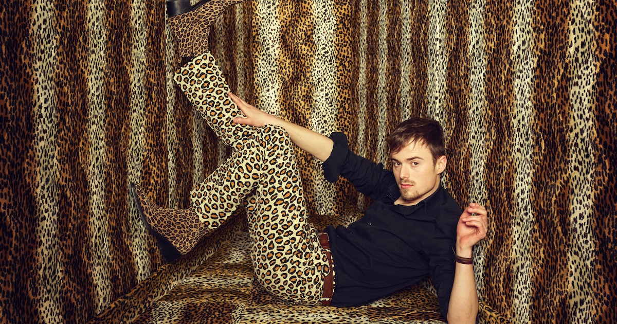 Cabaretier Luuk Ransijn staat op podium in Gouda