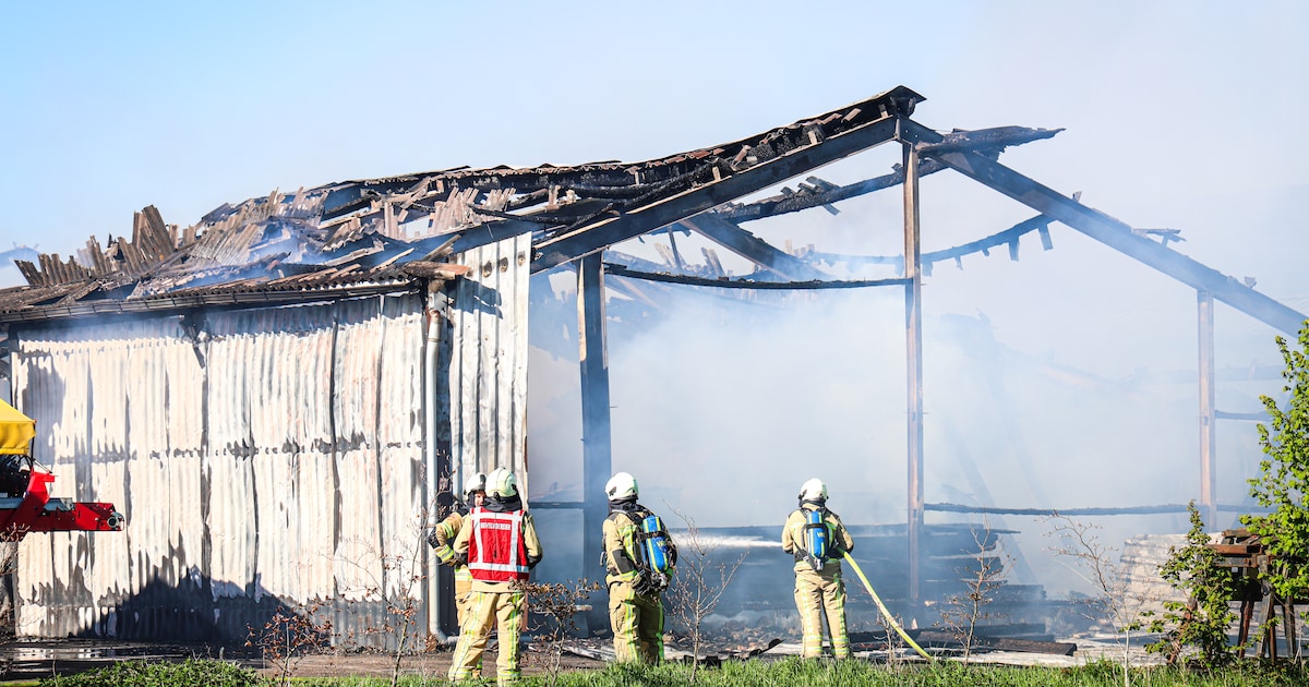 Grote brand legt schuur in Mantinge in as