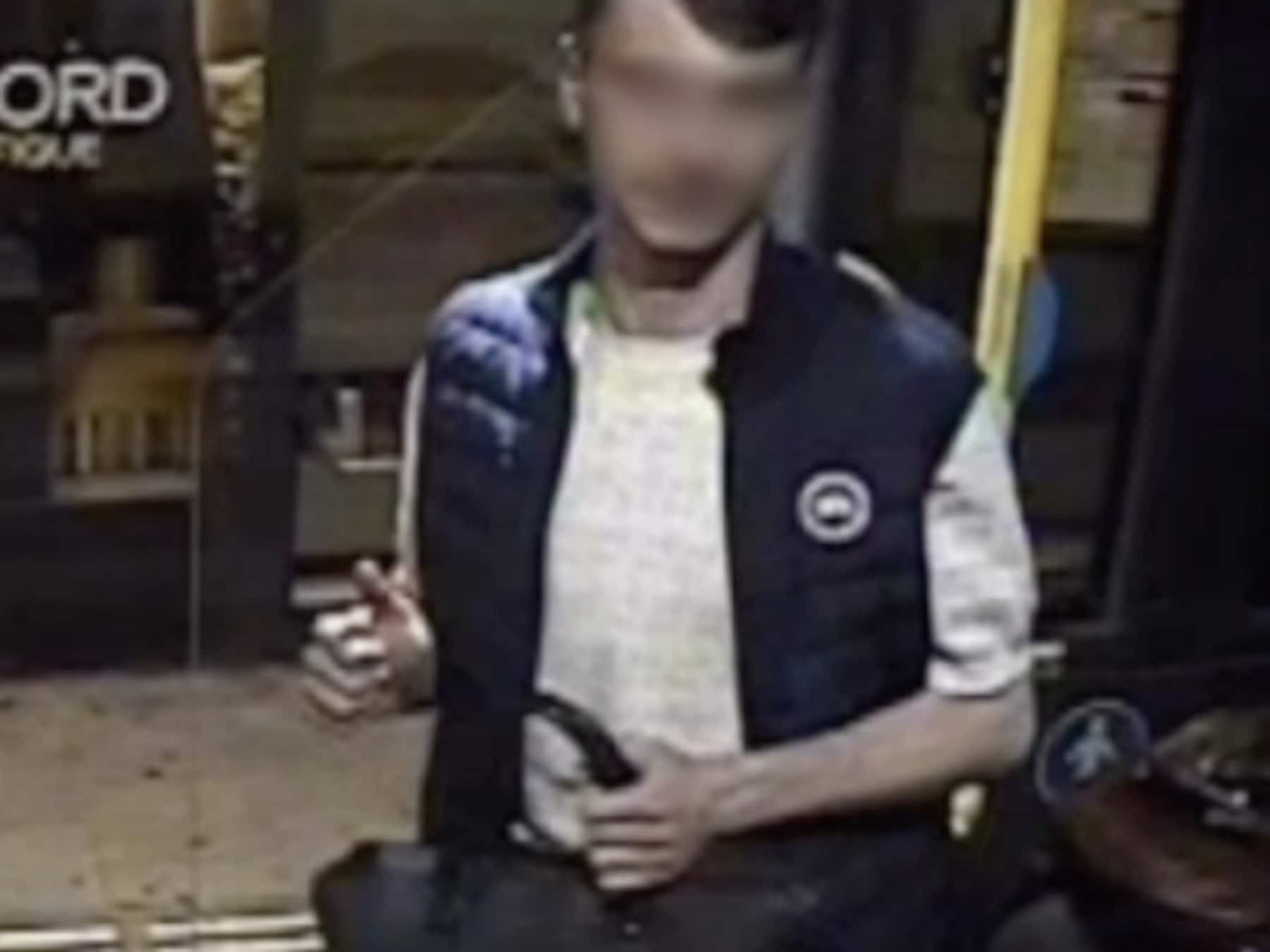 Vrouw houdt vriend aan de telefoon als passagier haar vanuit bus achtervolgt en aanrandt, foto verspreid