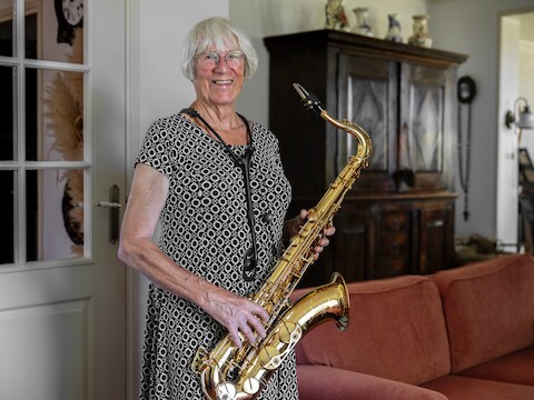 Monica haalt op haar 81ste (!) nog saxofoon-diploma: &lsquo;Maar Candy Dulfer word ik niet meer&rsquo;