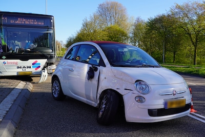 Auto en lijnbus botsen in Nijmegen