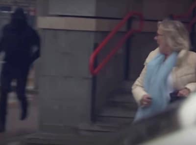 Moeder vlucht bij achtervolging auto in waar dochter op haar wacht, maar ze is te laat: ‘Alsjeblieft