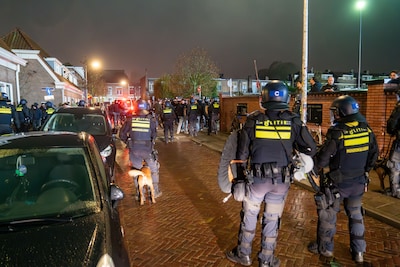 Het loopt uit de hand na een avondje voetbal in Deventer, ‘wilde mijn zoontje beschermen’