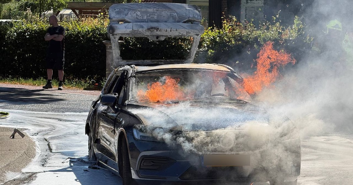 Auto uitgebrand op rotonde in Gendringen