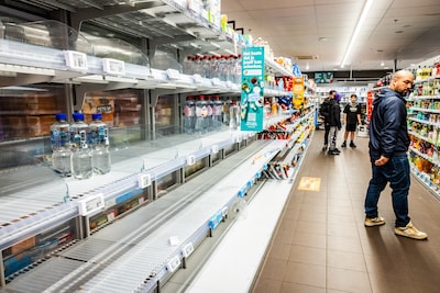 Massale run op waterflessen na besmet drinkwater in Drechtsteden: ‘Mensen denken alleen aan zichzelf’