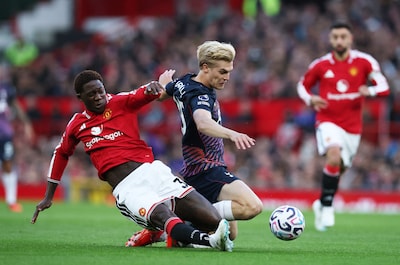 United-verdediger Yoro zet goede tackle in op Van Hecke, Senesi vervanger Van de Ven