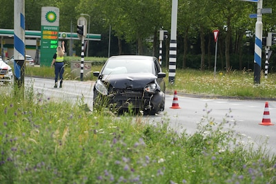 Twee auto’s botsen op kruising in Oosterhout
