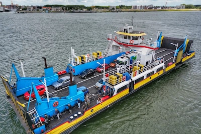 Nieuwe elektrische pont tussen Maassluis en Rozenburg, ondanks forse daling gebruik