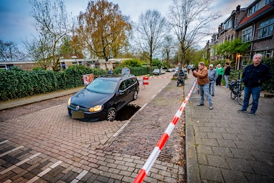 Auto rijdt diep sinkhole in met voorwiel in Arnhem