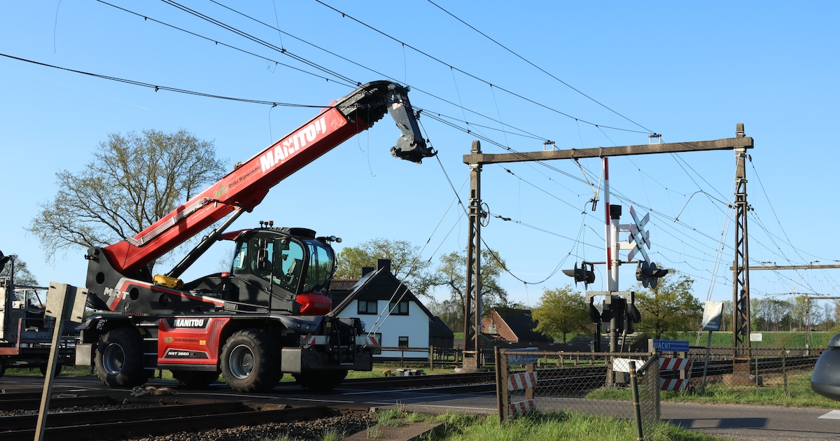 Hoogwerker raakt bovenleiding: urenlang geen treinverkeer tussen Deventer en Wierden