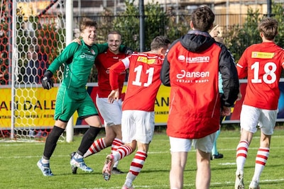 Bekerheld Mex (16) stopt bij debuut voor Jonge Kracht meteen twee strafschoppen: ‘Ze waren allemaal