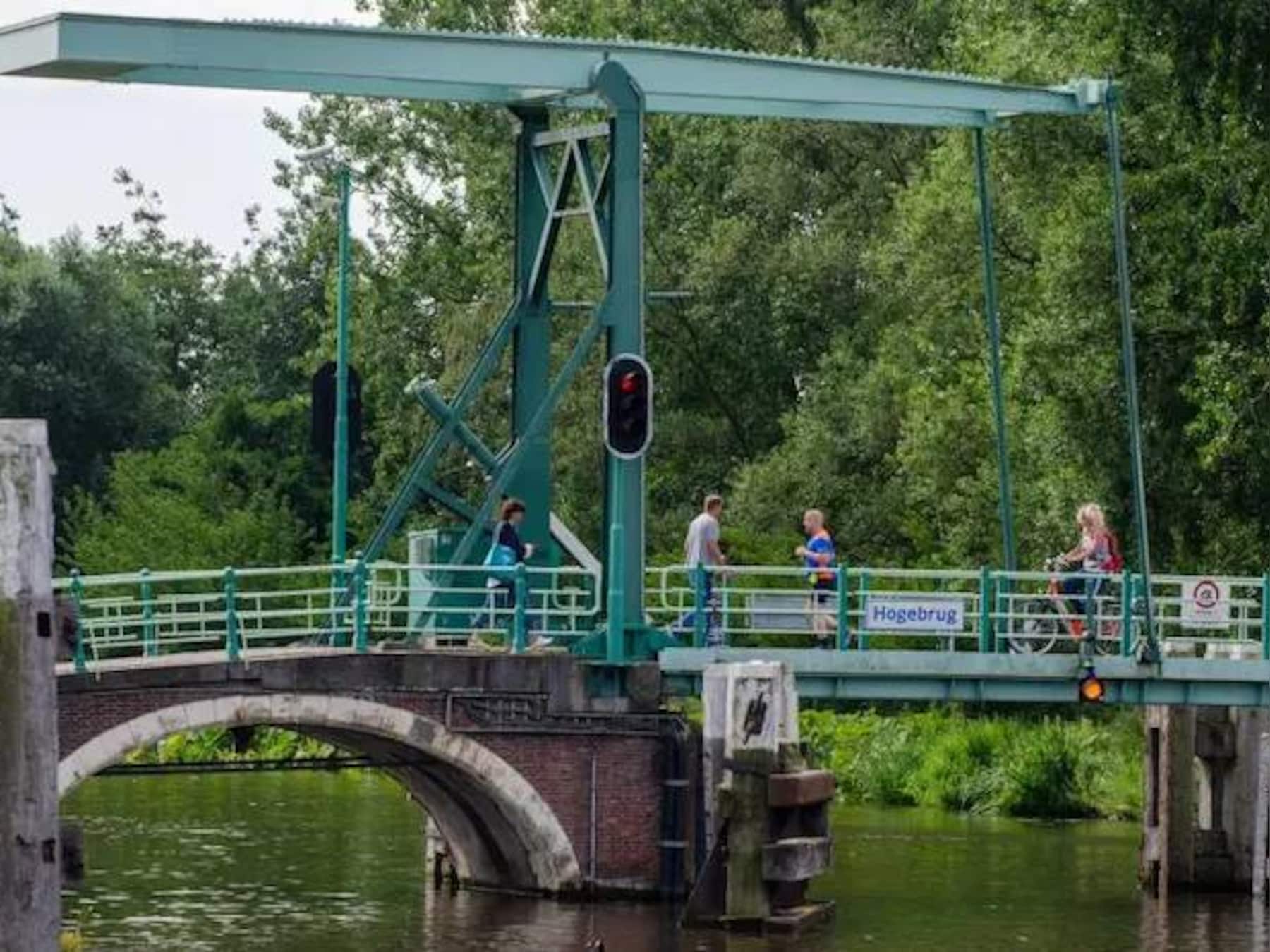 Hogebrug in Overschie maanden buiten gebruik na aanvaringen: herstel tot december