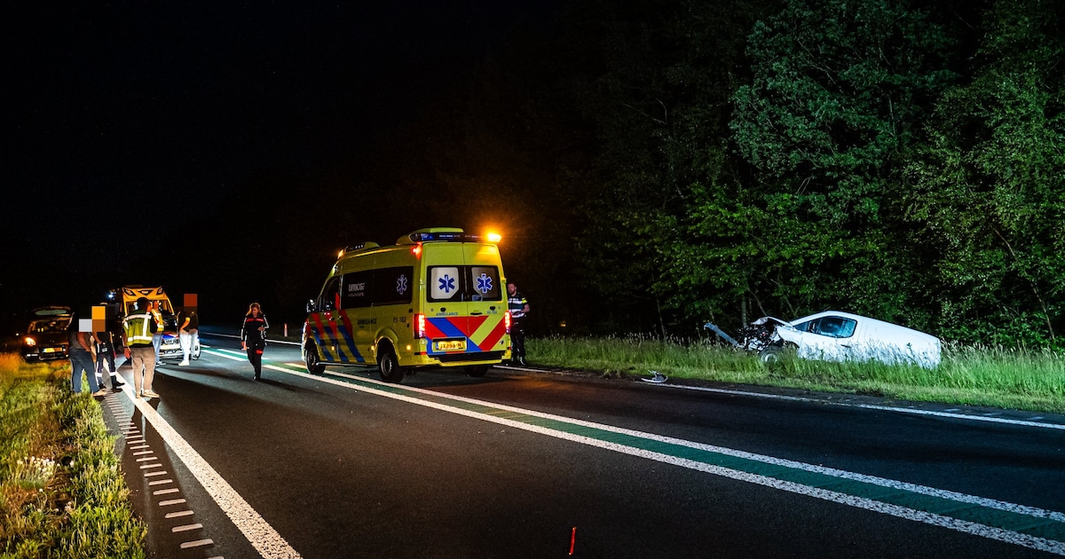 Twee auto's zwaar beschadigd na ongeluk op N381 bij Witteveen, minstens een gewonde