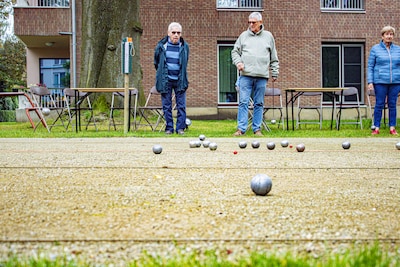 Essense seniorenverenigingen strijden om wisselbeker tijdens petanquetoernooi