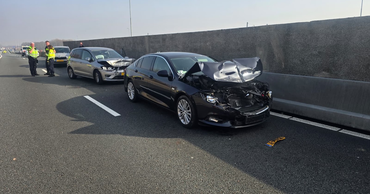 Kop-staartbotsing tussen vier auto's op A44 bij Abbenes